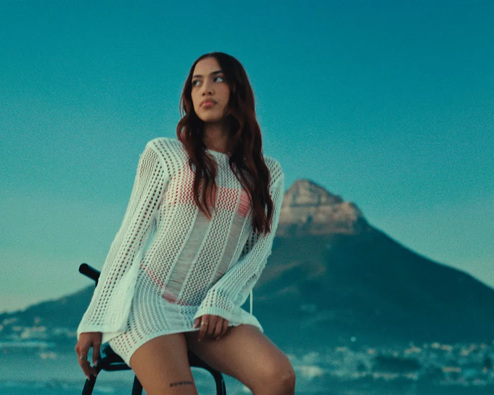 Cape Town portrait demonstrating subject and mountain depth composition